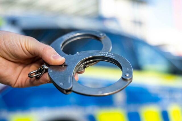 Weil sie zahlreiche Zigarettenautomaten aufgebrochen haben sollen, sind vier Männer in Untersuchungshaft gekommen. | Foto: David Inderlied/dpa/Illustration