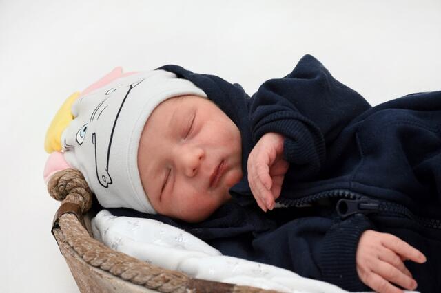 Liam Zayn Rersa aus Bruchsal-Untergrombach kam am 11.12.2023 in der Fürst-Stirum Klinik Bruchsal zur Welt und wog bei einer Größe von 51 Zentimetern 3210 Gramm. | Foto: babysmile24.de