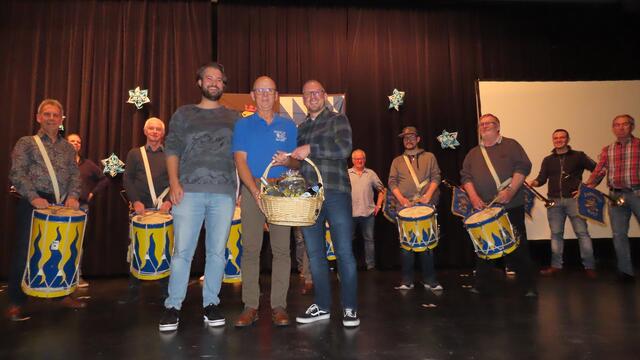 Der Fanfarenzug Weiher überreicht ein Geschenkkorb an den Fanfarenzug Bretten
V. l.: Christoph Spranz-Gerhard Schwarz-Thomas Heger | Foto: Fanfaren- und Trommlerzug Bretten 1504 e. V.