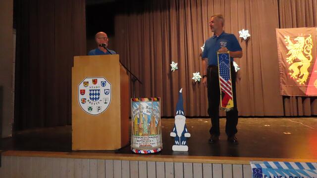 Matthias Mueselewski überreicht ein Fahnenband  | Foto: Fanfaren- und Trommlerzug Bretten 1504 e. V.