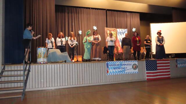 Die Frauengruppe mit der Aufführung des Reiseverlaufs | Foto: Fanfaren- und Trommlerzug Bretten 1504 e. V.