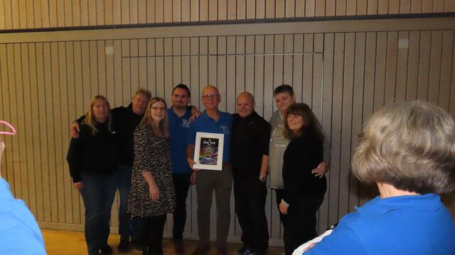 Der "Fan-Klub" Karlsruhe überreicht Gerhard Schwarz ein Präsent (Ärmelabzeichen Police-Department New York | Foto: Fanfaren- und Trommlerzug Bretten 1504 e. V.