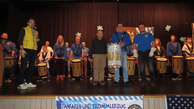 Bildmitte Joachim Weiss - Trommelbauer
links Wolfgang Wörner - Design
rechts Stabführer Lukas Schwarz | Foto: Fanfaren- und Trommlerzug Bretten 1504 e. V.