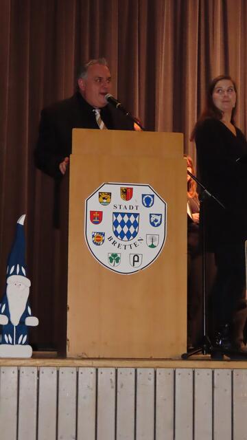 Bernd Neuschl präsentiert den Chor Happy Voices | Foto: Fanfaren- und Trommlerzug Bretten 1504 e. V.