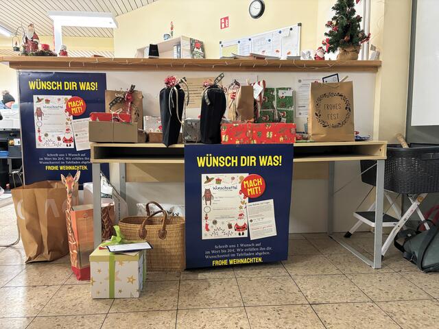 Tafelladen Bretten, Eingangsbereich, 10:00 Uhr, es ist eingedeckt. Die Bescherung kann kommen. | Foto: Thomas Lindemann