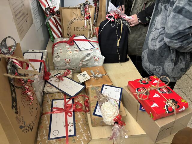 Liebevoll verpackt und mit Kärtchen versehen: die Geschenke für Kinder von Bedürftigen des Tafelladens warten darauf, abgeholt zu werden. | Foto: Thomas Lindemann