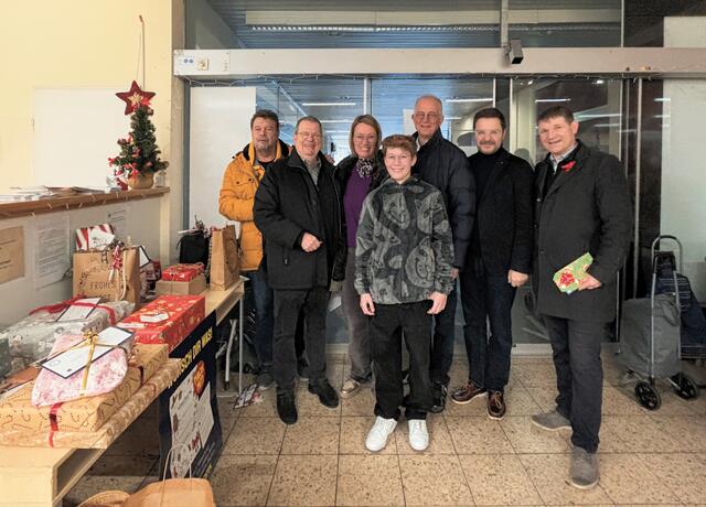 Reich gedeckter Tisch der Lions Bretten-Stromberg im Tafelladen Bretten. V.l.: Club-Sekretär Jürgen Bischoff, Achim Schreiber, Lara Droll mit Sohn Leo, Dr. Karl Strobel, Thomas Lindemann und Bürgermeister Michael Nöltner | Foto: Thomas Lindemann