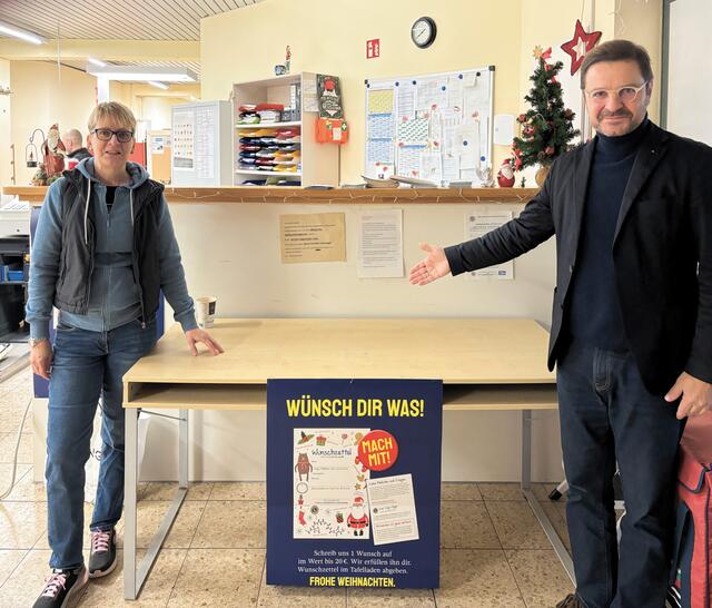 Wie schön: Alle Geschenke der "Wünsch dir was"-Aktion wurden abgeholt – zufriedene Gesichter bei Tafelladenleiterin Cornelia Kaiser und Lion Thomas Lindemann. | Foto: Tafelladen Bretten