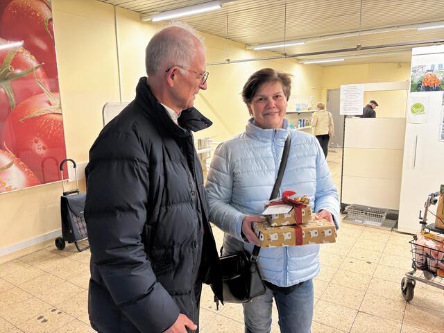 Freut sich mit Dr. Karl Strobel für ihren Enkel Yaroslav: Tafelladen-Kundin Frau Gulak ist selbst ehrenamtlich dort tätig. Hut ab! | Foto: Thomas Lindemann