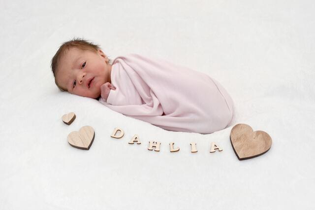 Dahlia Lewin aus Bretten kam am 20. Dezember 2023 in der Fürst-Stirum-Klinik Bruchsal zur Welt und wog bei einer Größe von 56 Zentimetern 2880 Gramm. | Foto: babysmile24.de