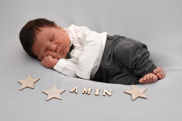 Amin Bonesta aus Knittlingen kam am 12.12.2023 in der Fürst-Stirum Klinik Bruchsal zur Welt und wog bei einer Größe von 53 Zentimetern 3620 Gramm. | Foto: babysmile24.de
