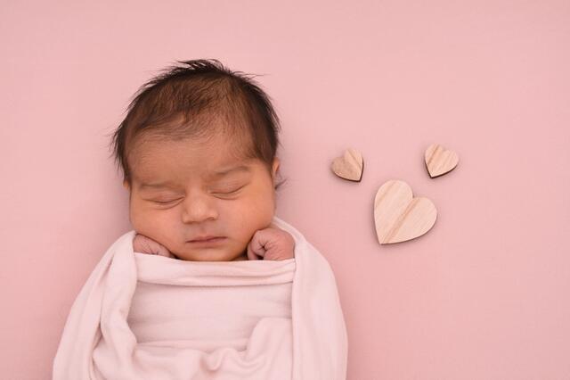 Inaya Zeeshan aus Bruchsal kam am 20.11.2023 in der Fürst-Stirum Klinik Bruchsal zur Welt und wog bei einer Größe von 53 Zentimetern 3820 Gramm. | Foto: babysmile24.de