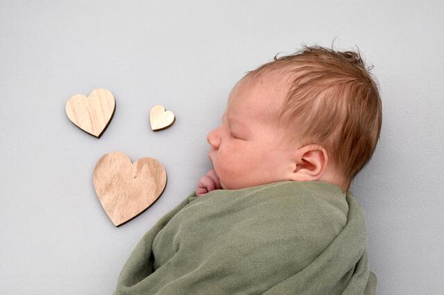 Noah Oechsner aus Oberderdingen kam am 03.01.2024 in der Fürst-Stirum Klinik Bruchsal zur Welt und wog bei einer Größe von 58 Zentimetern 4190 Gramm. | Foto: babysmile24.de