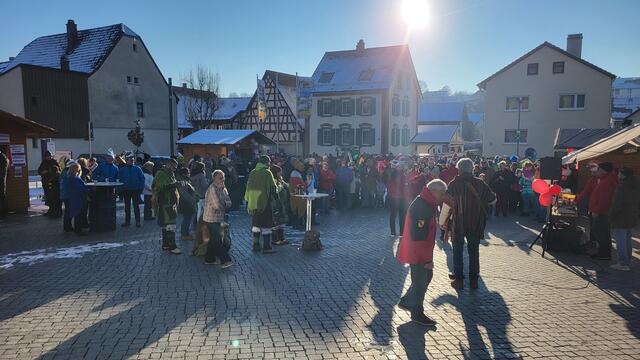 Kaiserwetter und volles Haus auf dem Rathausplatz | Foto: Bernd Liebe