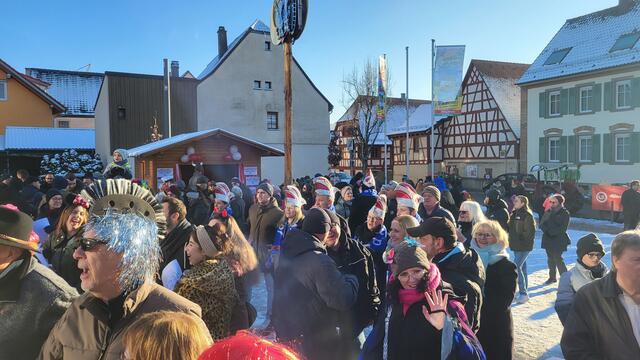 Buntes Treiben rund um den Narrenbaum | Foto: Bernd Liebe
