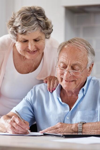 Ehegatten sowie eingetragene Lebenspartner können ein gemeinschaftliches Testament errichten. | Foto: DJD/BVR/Getty Images/PeopleImages