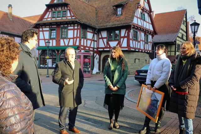 Direkt gegenüber befindet sich das erste Sanierungsprojekt in der Stadt: Das Haus in der Hinteren Gasse 28 wurde in den 1980er Jahren durch eine private Initiative wieder in Schuss gebracht. | Foto: kuna