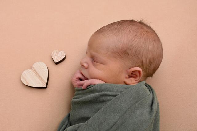 Leano Hettmannsperger aus Bruchsal kam am 27.01.2024 in der Fürst-Stirum Klinik Bruchsal zur Welt und wog bei einer Größe von 50 Zentimetern 2940 Gramm. | Foto: babysmile24.de