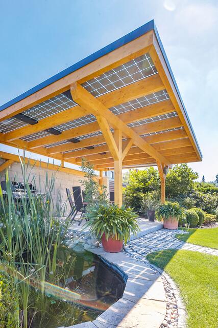 Das Solardach spendet den gewünschten Schatten an heißen Tagen und schützt vor den Launen der Witterung. | Foto: DJD/www.solarcarporte.de