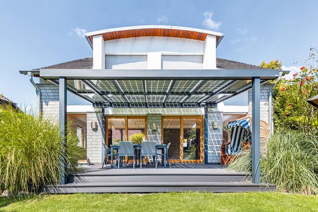 Jede Solarterrasse wird passend zum jeweiligen Eigenheim geplant und auf Maß mit einer Aluminium- oder Holzkonstruktion gefertigt. | Foto: DJD/www.solarcarporte.de