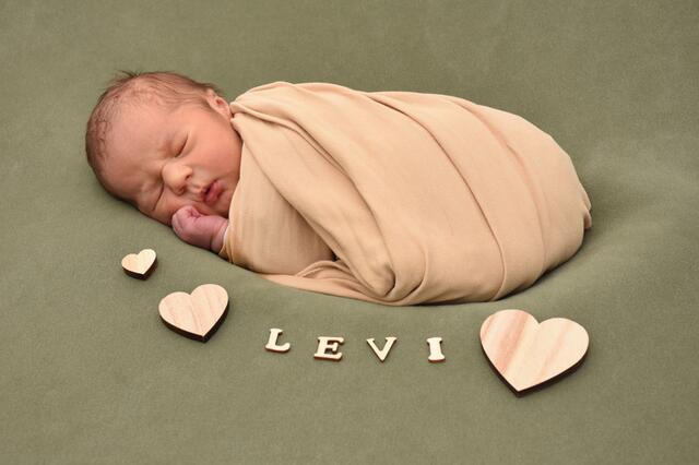 Levi Serdar aus Bretten kam am 03.02.2024 in der Fürst-Stirum Klinik Bruchsal zur Welt und wog bei einer Größe von 54 Zentimetern 3450 Gramm. | Foto: babysmile24.de