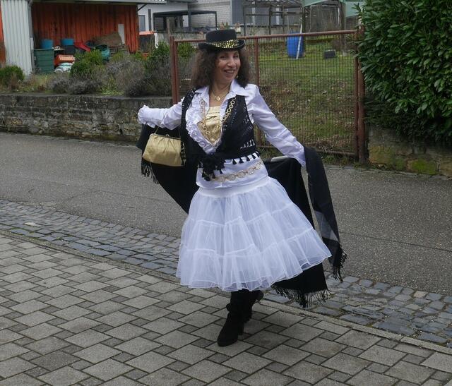 Maria-Luisa Poleo-Judt, die fröhliche Italienerin in prächtiger Fantasietracht. | Foto: -roal-®