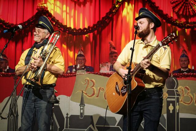 "Valle &amp; Wolle" (Valentin Braun und Wolfgang Wagner) heizen mit rockigen Liedern die Stimmung im Saal an | Foto: kuna