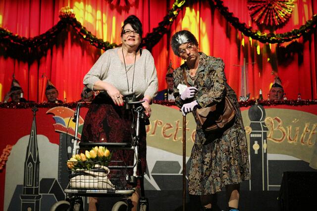 Daniela Mößner und Anette Giesche witzeln als Frau Gräber und Frau Leichle über das Ableben | Foto: kuna