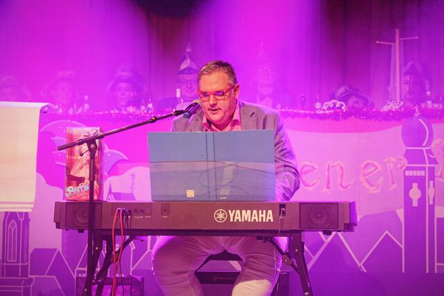 Bernd Neuschl gibt als Musikprofessor Ben Bock das Barbie-Lied in verschiedenen Variationen wider | Foto: kuna