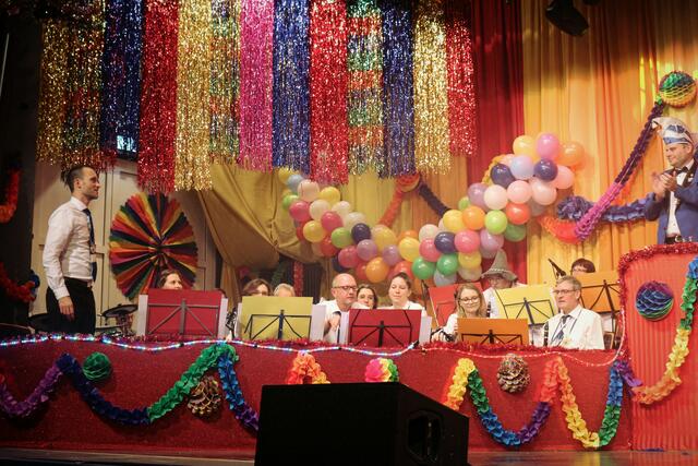 Die Stadtkapelle unter Leitung von Andreas Frank (links) begleitet die Bütt musikalisch. | Foto: kuna