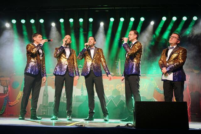 Die Hofsänger Jan-Christian Blömer, Benjamin Leicht sowie Pascal und Jerome Cieplik mit Überraschungsgast Thilo Kampf | Foto: kuna