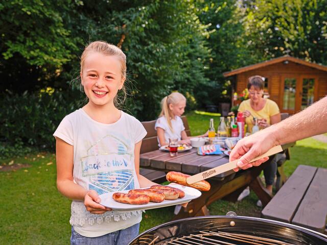 Mit wenig Aufwand kann der Grillspaß für die ganze Familie in Szene gesetzt werden, Rostbratwurst darf dabei nicht fehlen. | Foto: DJD/Metten Fleischwaren