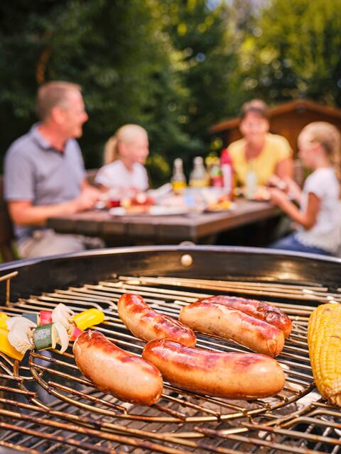 Neben den Klassikern Bratwurst und Steak landet Gemüse immer häufiger auf dem Grill. | Foto: DJD/Metten Fleischwaren