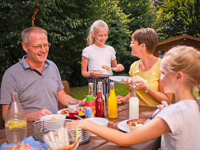 So schmeckt der Sommer: Grillen zählt zu den beliebtesten Freizeitbeschäftigungen der Menschen in der warmen Jahreszeit. | Foto: DJD/Metten Fleischwaren