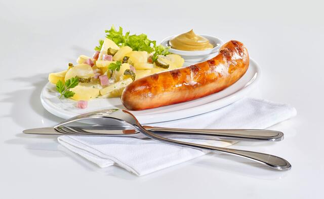 Ein Klassiker auch für Grillfans ist die „Bratwurst mit Kartoffelsalat". | Foto: DJD/Metten Fleischwaren