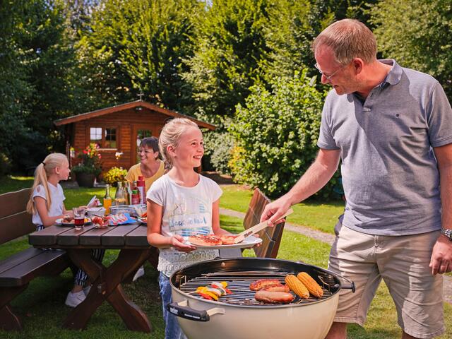 Gegrillt wird überall: auf dem Balkon, auf der Terrasse, im Park, am Badesee - oder wie hier im heimischen Garten. | Foto: DJD/Metten Fleischwaren