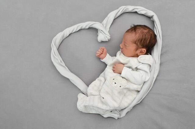 Theo Florian Braun aus Stutensee kam am 18.02.2024 in der Fürst-Stirum Klinik Bruchsal zur Welt und wog bei einer Größe von 50 Zentimetern 2870 Gramm. | Foto: babysmile24.de