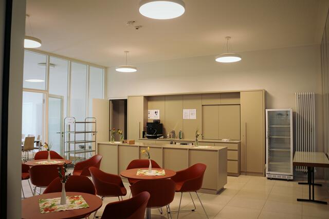 Das kleine Bistro im Erdgeschoss ist das Herzstück des Gemeindehauses. | Foto: kuna