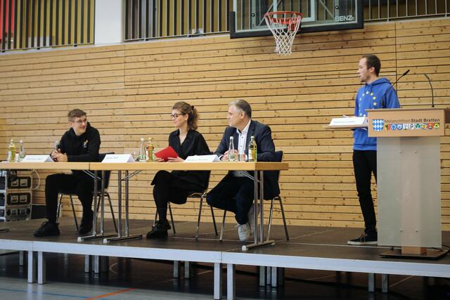 In der Podiumsdiskussion, an der auch der Jugendgemeinderat Simon Merl (links) teilnahm, wurden Fragen rund um die EU-Wahl vertieft. | Foto: kuna