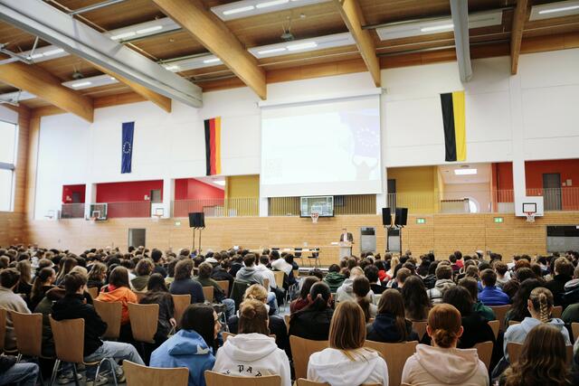 Oberbürgermeister Martin Wolff forderte die Schülerinnen und Schüler auf, den Schutz der europäischen Werte gemeinsam anzugehen. | Foto: kuna