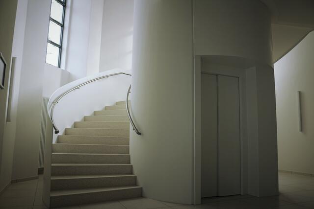 Ein "runder Aufzug" und eine angeschmiegte Wendeltreppe führen in das Obergeschoss.  | Foto: kuna