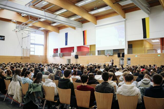 Oberbürgermeister Martin Wolff forderte die Schülerinnen und Schüler auf, den Schutz der europäischen Werte gemeinsam anzugehen. | Foto: kuna