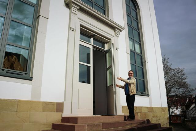 Pfarrer Dietrich Becker-Hinrichs freut sich, dass das Portal aus dem 18. Jahrhundert wieder hergerichtet wurde.  | Foto: kuna