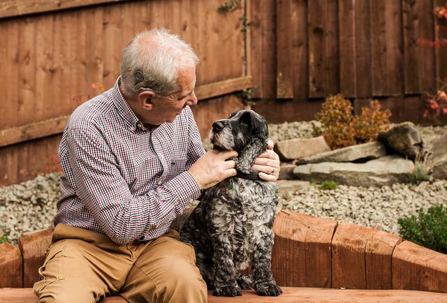 Werden Töne nicht mehr ausreichend verstärkt und weitergeleitet, nehmen Betroffene ihre Umgebung nur noch leise wahr. | Foto: Cochlear D