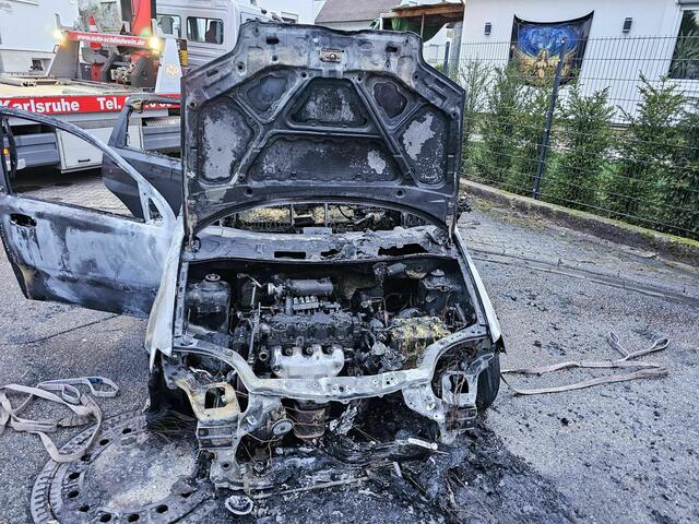 Im Walzbachtaler Ortsteil Jöhlingen hat am Samstagnachmittag, 2. März, ein Auto während der Fahrt Feuer gefangen. | Foto: Tim Müller / EinsatzReport24