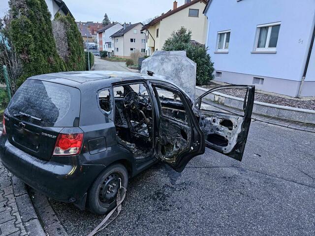 Im Walzbachtaler Ortsteil Jöhlingen hat am Samstagnachmittag, 2. März, ein Auto während der Fahrt Feuer gefangen. | Foto: Tim Müller / EinsatzReport24