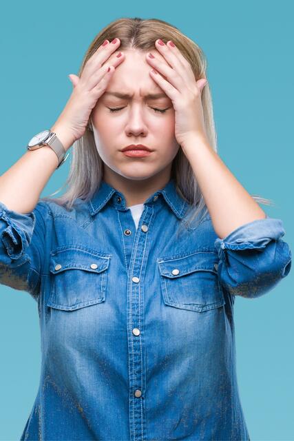 Wenn es im Schädel sticht und brummt, ist schnelle Abhilfe gefragt.
| Foto: DJD/Thomapyrin/Getty Images/Aaron Amat