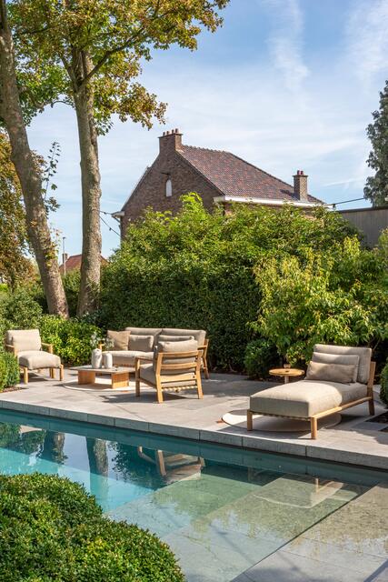 Wer will da noch verreisen? Mit komfortablen Möbeln, viel Grün und etwas Wasser im Garten lässt sich der Sommer genießen. | Foto: DJD/4 Seasons Outdoor