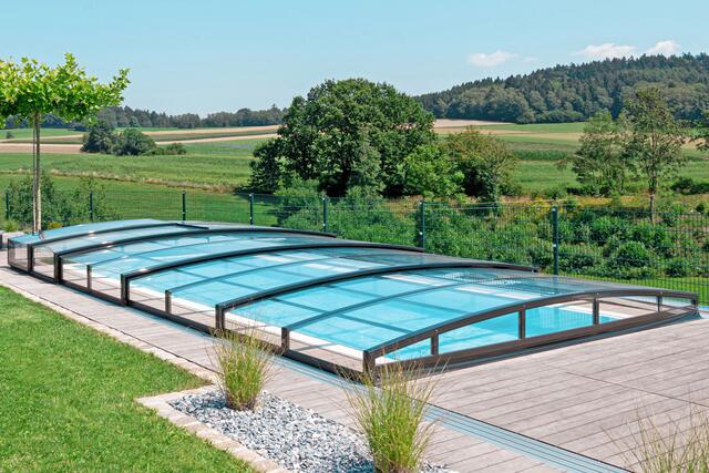Eine Poolüberdachung hält das Wasser angenehm warm. Umso weniger Heizenergie ist nötig, um die Badesaison über die heißen Tage hinaus verlängern zu können. | Foto: DJD/Pool-Systems.de