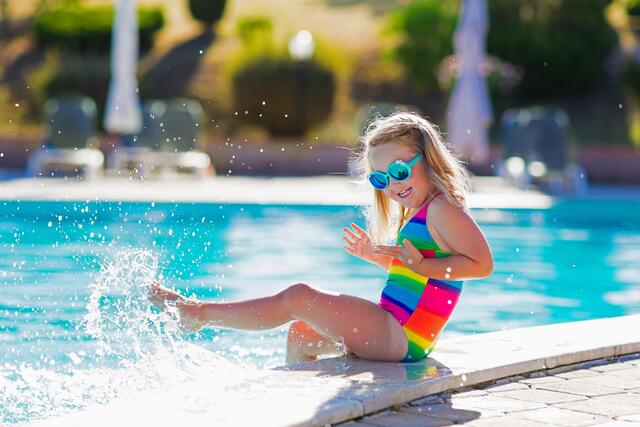 Pool im eigenen Garten statt überfülltes Freibad: Die heißen Tage nehmen zu, für die Kinder gibt es dann kein größeres Vergnügen als eine erfrischende Abkühlung im Wasser. | Foto: DJD/Pool-Systems.de/FamVeld/Shutterstock